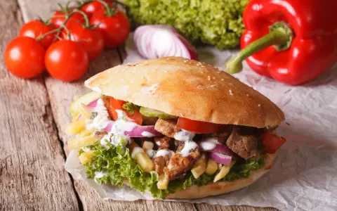 Kebab w cieście: Od 700 do 1100 kcal? Jak jeść świadomie