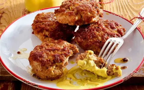 Leckere Frikadellen, goldbraun gebraten, mit Senf auf einem Teller. Ein perfektes Frikadellen Rezept für jeden Anlass.