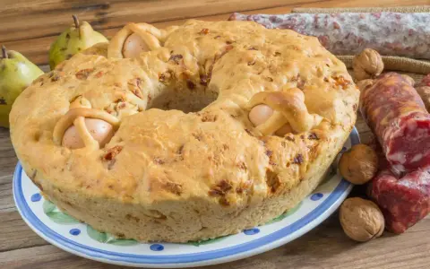 Torta pasqualina con uova, salumi e pere, un classico tra i piatti tipici pasquali.
