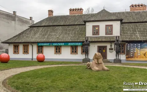 Tarnów atrakcje: Sfinks i egipskie posągi przed budynkiem z napisem "Cyganie Kultura Historia".