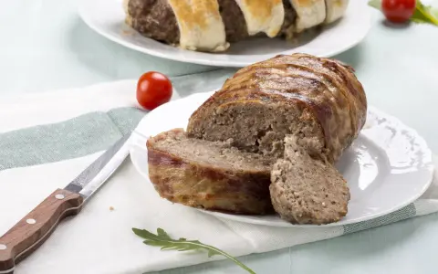 Herzhaftes Hackbraten Rezept, umhüllt von knusprigem Speck. Ein Klassiker, der immer schmeckt.
