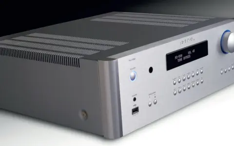 Srebrny wzmacniacz Rotel RA-1592 MKII z niebieskim podświetleniem przycisku zasilania i wyświetlaczem informującym o ustawieniach.