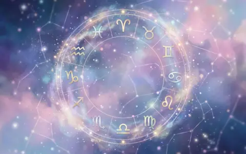 Złoty krąg zodiaku na tle kosmicznego nieba. Sprawdź swój wodnik horoskop dzienny i odkryj, co gwiazdy przygotowały dla Ciebie.