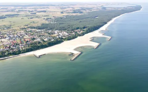 Jarosławiec: plaża, morze i las. Idealne miejsce, by odpocząć i zobaczyć, co warto zobaczyć w Jarosławcu.