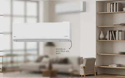 Un elegante aire acondicionado Fujitsu AIRSTAGE modelo ASY35UI-KN con WiFi, instalado en una sala de estar moderna.