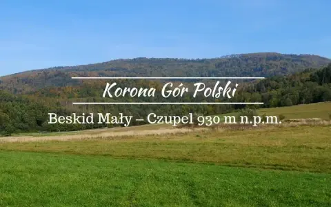 Beskid Mały – Czupel 930 m n.p.m. to najkrótszy szlak Korony Gór Polski. Zielone łąki i jesienne lasy pod błękitnym niebem.