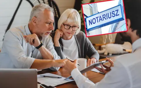 Starsze małżeństwo u notariusza omawia, ile kosztuje przepisanie mieszkania. Tabliczka "NOTARIUSZ" potwierdza miejsce.