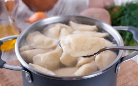 Jak odgrzać ugotowane pierogi? 4 metody na idealny smak