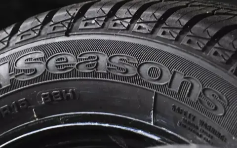 Opony wielosezonowe opinie: szczegół bieżnika z napisem "4Seasons" i oznaczeniem 205/55R16 91H.