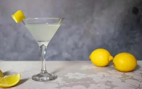 Orzeźwiający Sidecar czy klasyczny White Lady? Oba koktajle z cytryną, jeden z nich czeka na Ciebie.