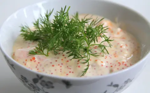 Krämig romsås med dill, perfekt för att lyfta din fiskrätt. Ett enkelt romsås recept som imponerar.
