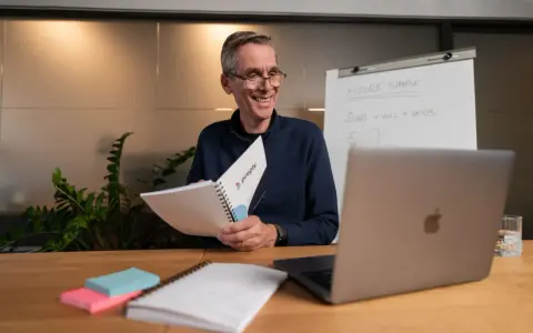 Lehrer erklärt auf Englisch "Future Simple", ein Adjektiv oder Adverb, mit einem Lächeln.