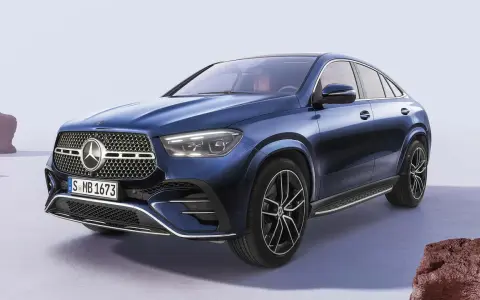 Blauer Mercedes-Benz GLE Coupé mit Diesel-Hybrid-Antrieb, elegant und sportlich auf einem hellen Untergrund.