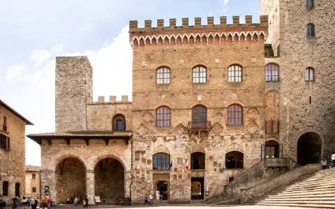 Piazza della Cisterna a San Gimignano: cosa vedere in mezza giornata. Torri medievali, palazzi storici e scorci suggestivi.