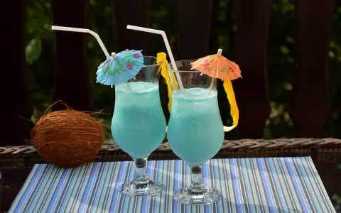 Drinki z parasolką: 8 przepisów, triki barmana i DIY na lato!