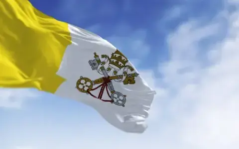 Jak wygląda flaga papieska? Odkryj jej symbole i historię