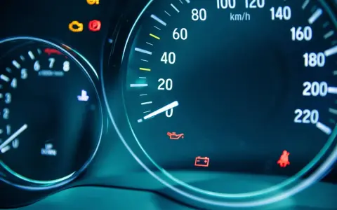 Armaturenbrett mit leuchtenden Warnlampen: Batterie, Öl, Airbag. Die Lichtmaschine defekt ohne Kontrollleuchte ist ein Problem.
