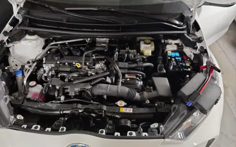 Silnik Toyoty Yaris Hybrid. Akumulator 12V znajduje się pod maską, po prawej stronie, za skrzynką bezpieczników.