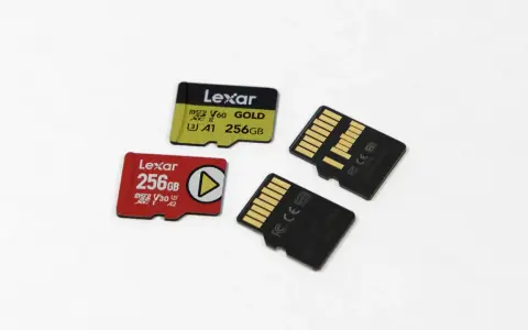 Szukasz idealnej karty do kamery wifi? Oto dwie karty Lexar 256GB, jedna czerwona V30 A2, druga żółta V60 A1.