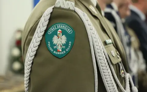 Emblemat "Straż Graniczna Polish Border Guard" na mundurze. Służba w straży granicznej to odpowiedzialność.