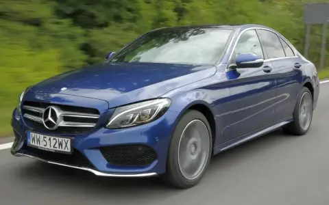 Niebieski Mercedes W205 1.6 diesel w ruchu. Zastanawiasz się nad jego usterkami?