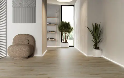 Modern hall med klinker som ger en varm och inbjudande känsla. En bekväm fåtölj och gröna växter skapar en lugn atmosfär.