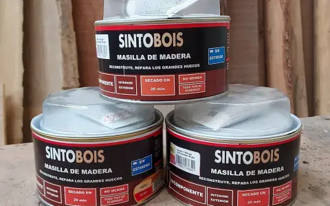 Latas de masilla de madera Sintobois, ideal para emplastecer paredes y reparar huecos. Secado rápido y sin merma.