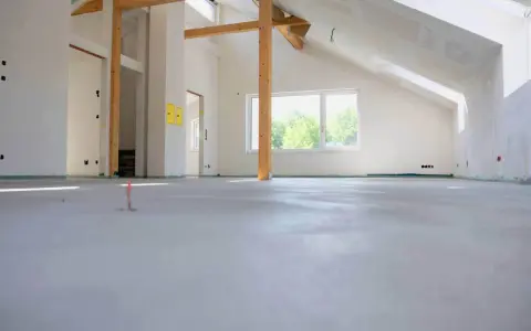 Nowe wnętrze w stanie surowym, gotowe na wylewkę. Trudno ocenić, ile cementu na m2 potrzeba, ale widać potencjał.