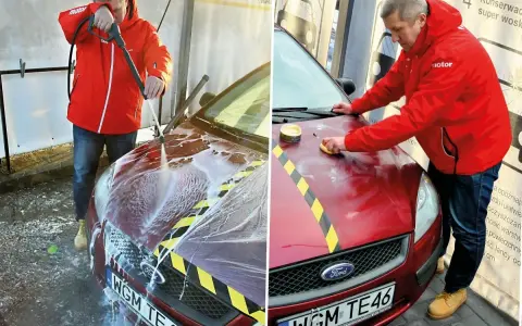 Mężczyzna myje auto myjką ciśnieniową, a potem nakłada wosk. Czy po woskowaniu płukać auto? To pytanie zadaje sobie wielu kierowców.