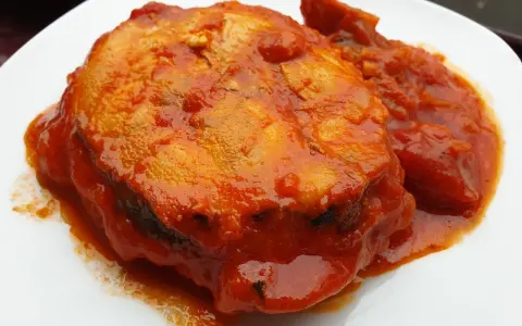 Bonito en salsa de tomate, un plato casero que huele delicioso.