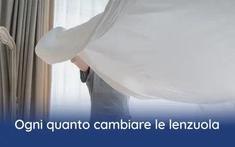 Persona che cambia le lenzuola, un gesto di cura per capire ogni quanto cambiare le lenzuola e mantenere un ambiente fresco e igienico.