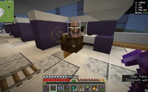 Aldeano Minecraft en su puesto de trabajo, rodeado de bloques morados y blancos. El jugador sostiene un pico de diamante.