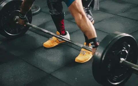 Połącz CrossFit i siłownię: Maksymalizuj wyniki, unikaj przetrenowania