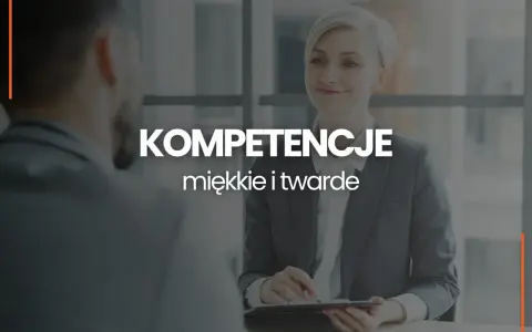 Kobieta i mężczyzna podczas rozmowy kwalifikacyjnej. Na pierwszym planie tekst "KOMPETENCJE miękkie i twarde".