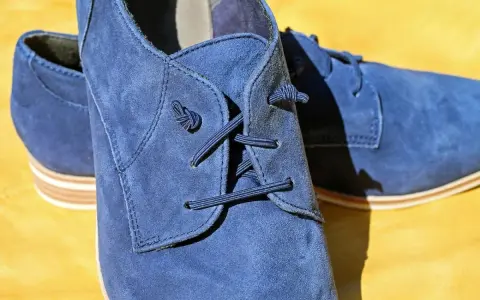 Eleganckie, granatowe buty z zamszu. Dowiedz się, czym czyścić zamsz, aby zachować ich nienaganny wygląd.