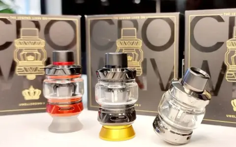 Tres atomizadores Uwell Crown V en rojo, negro y plateado, con sus cajas de fondo.