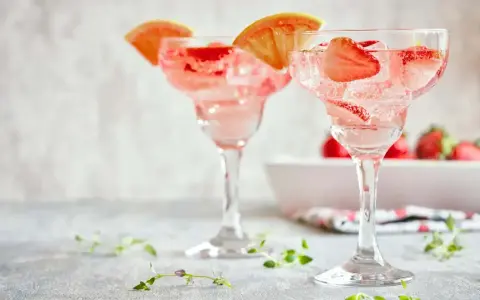 Dwa orzeźwiające drinki: białe wino z wodą gazowaną i truskawkami kontra Tinto de Verano z grejpfrutem.