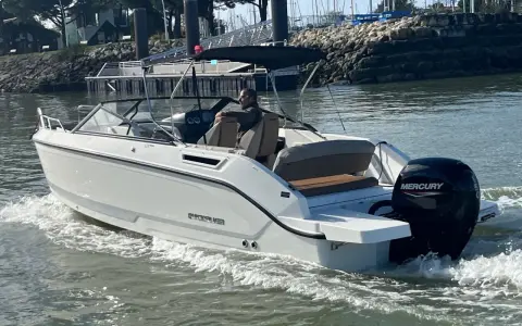 Bateau Quicksilver naviguant, propulsé par un moteur Mercury 75cv 2 temps. La fiche technique de ce moteur est idéale pour ce type de coque.