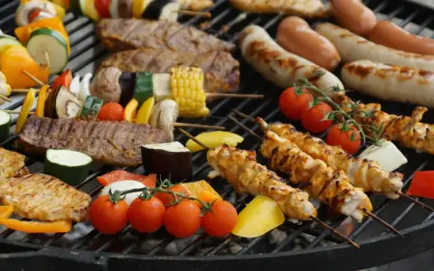 Deliciosa barbacoa con brochetas de pollo, salchichas, bistec y verduras. ¡Una guía visual de como hacer barbacoa!