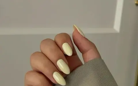 Jak zrobić paznokcie Hailey Bieber: krok po kroku do idealnego manicure