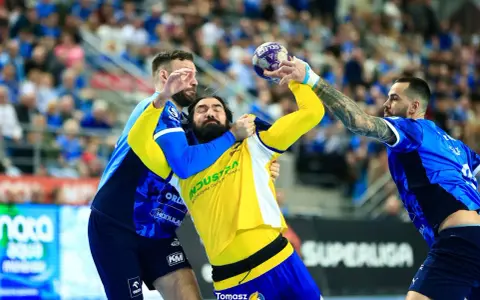 Zacięta walka na parkiecie: Vive Kielce kontra Wisła Płock. Piłkarze walczą o każdą piłkę w emocjonującym meczu.