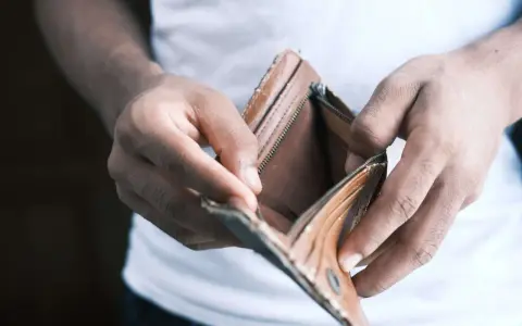 Puste, brązowe etui na karty. Kto może ogłosić upadłość konsumencką, gdy brakuje mu środków?
