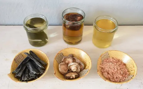 Składniki do dashi: suszone wodorosty kombu, grzyby shiitake i płatki bonito. Idealne do przygotowania wywaru.