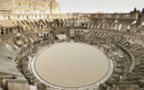 Vista interna del Colosseo, con la sua arena circolare in legno. Immagina quando è stato costruito il Colosseo, un'opera maestosa.