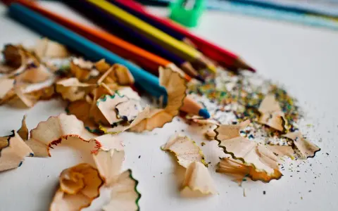 Crayons de couleur et leurs tailles, un aperçu du processus créatif pour définir quel statut pour vendre ses tableaux.