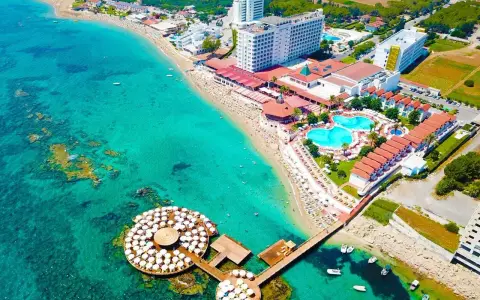 Widok z lotu ptaka na hotel z basenami i plażą. Warto sprawdzić salamis bay conti opinie przed rezerwacją.