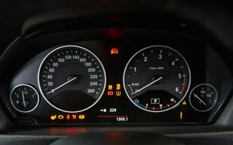 Cruscotto auto con spie accese, tra cui quella della pressione gomme a caldo o freddo.
