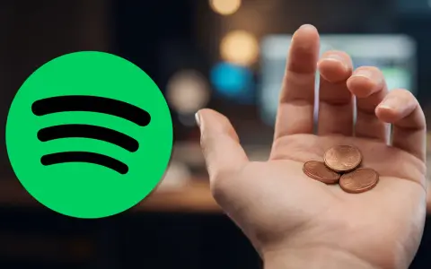 Spotify-Logo neben einer Hand mit wenigen Cent. Ein Cent pro Stream ist wenig.