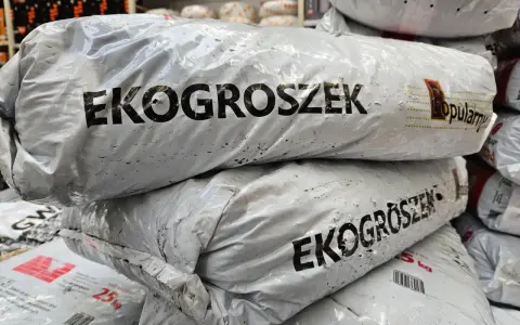Stos worków z napisem Eko Groszek. Sprawdź aktualną eko groszek cena i wybierz najlepszą ofertę.