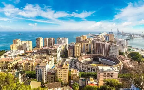 Widok na Malagę z amfiteatrem i portem. Idealne miejsce na tanie **malaga loty** i zwiedzanie!